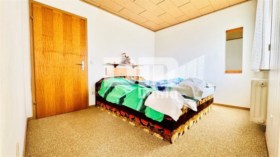Solide Doppelhaushälfte mit viel Potenzial, Wintergarten und schönem Garten in beliebter Lage - OG Kinderzimmer / Gäste